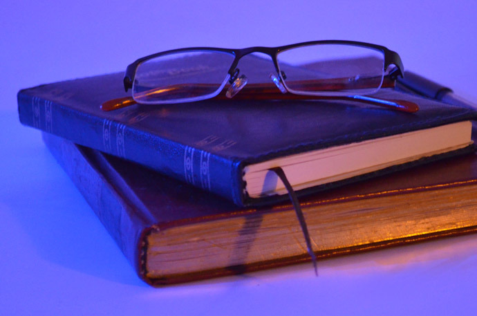 網(wǎng)站開發(fā)團隊如何編寫網(wǎng)站制作方案？ books_reading_glass_free_photo-690x457