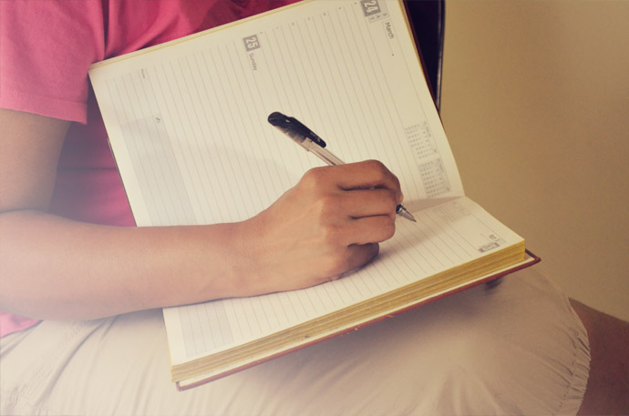 網(wǎng)站優(yōu)化和網(wǎng)站推廣有何不同？ woman_taking-_notes_free_photo
